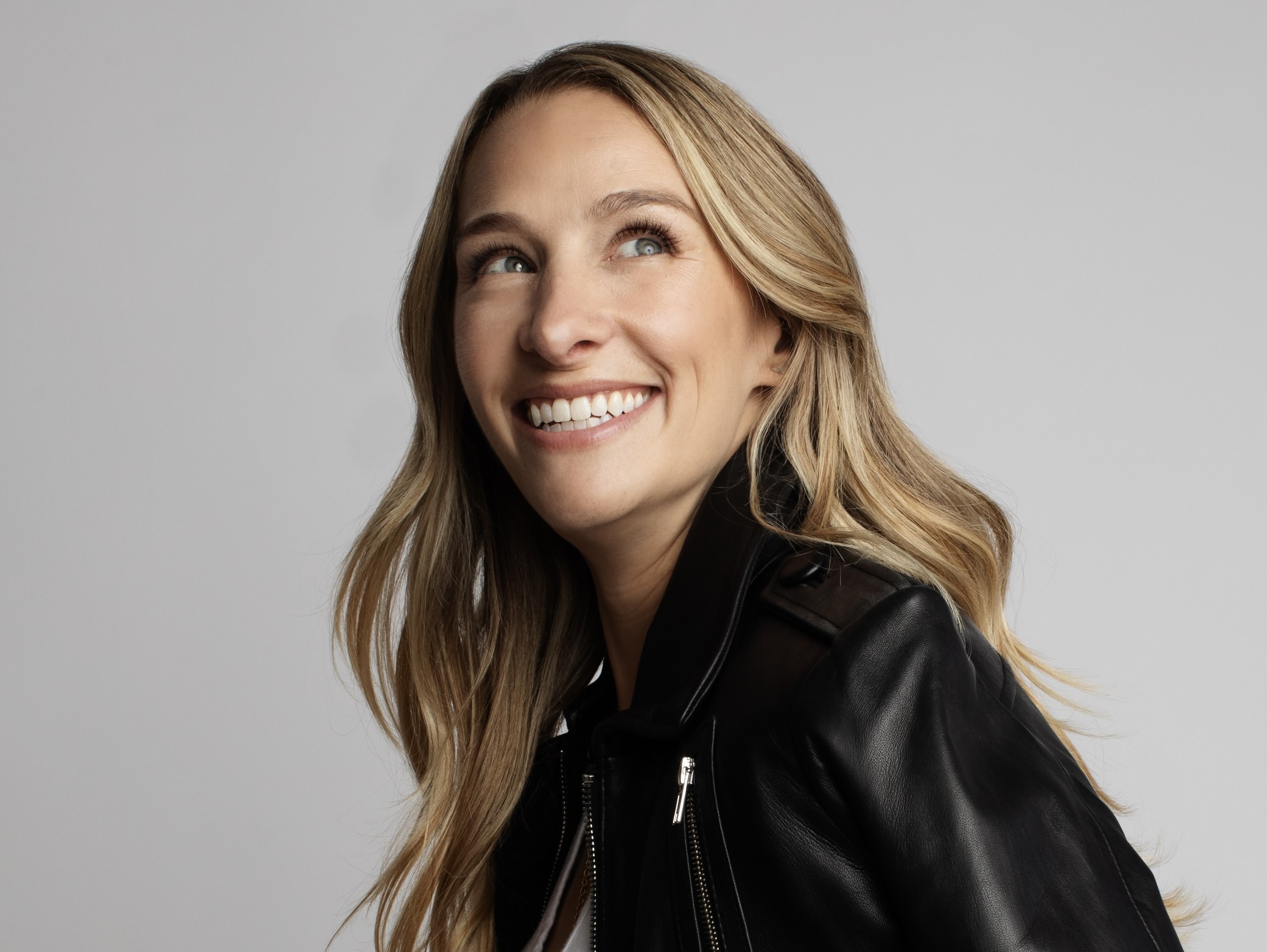 Lindsay Holden headshot